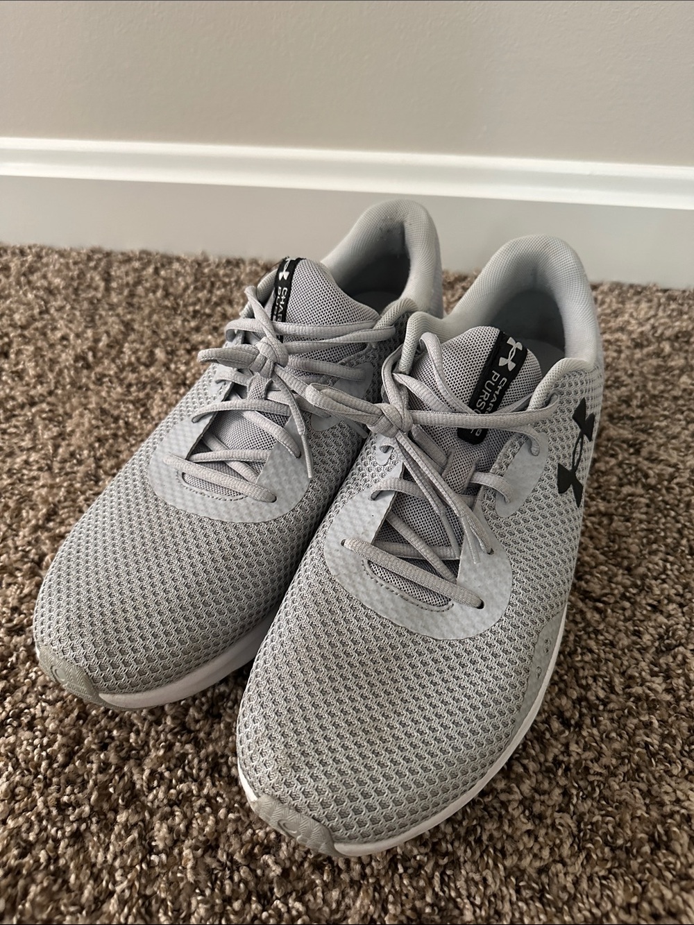 Under Armour Light Gray Mesh Deluxe Foam Athletic Shoes